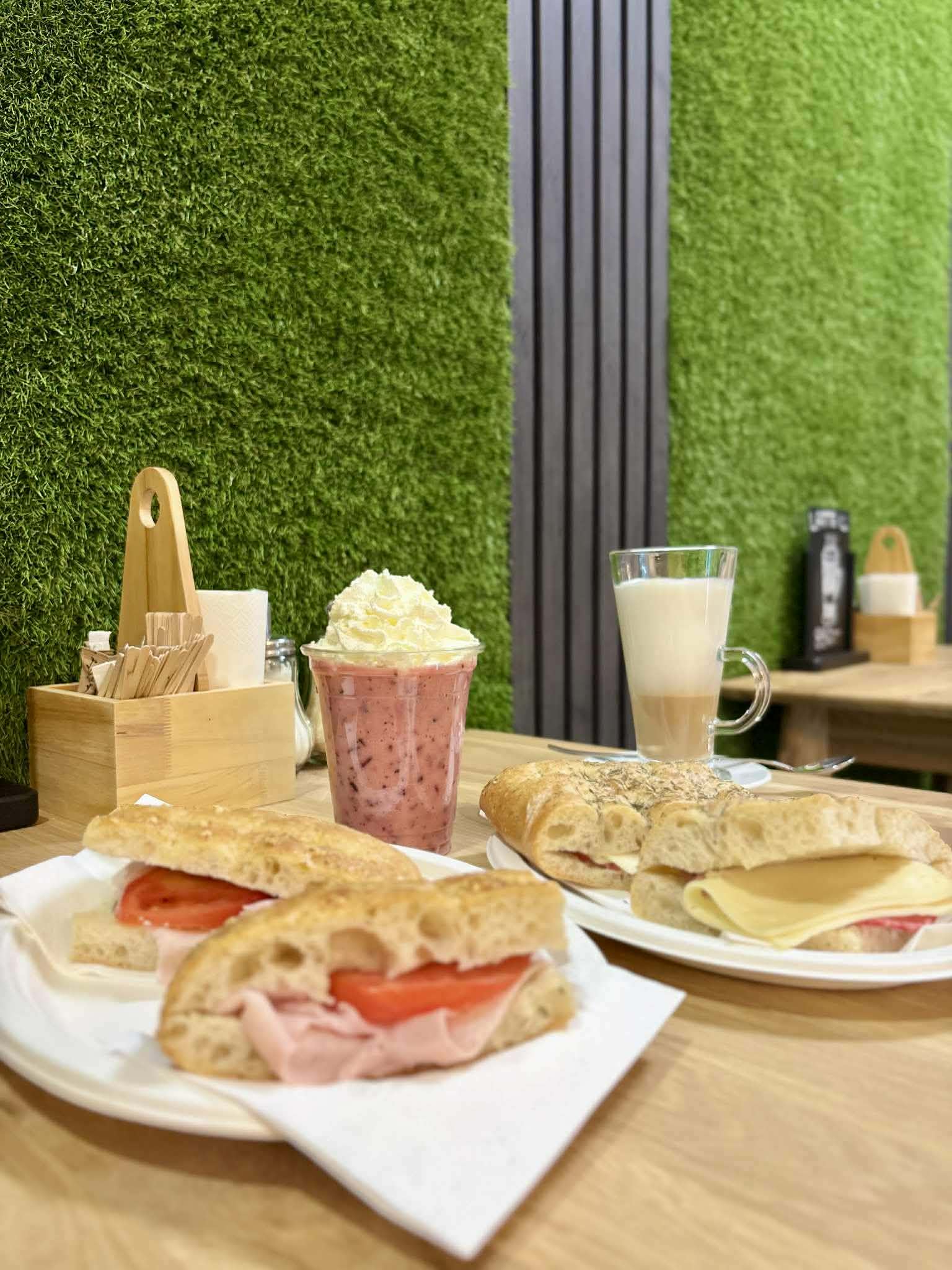 Panini és latte a Caffé Bellissimóban