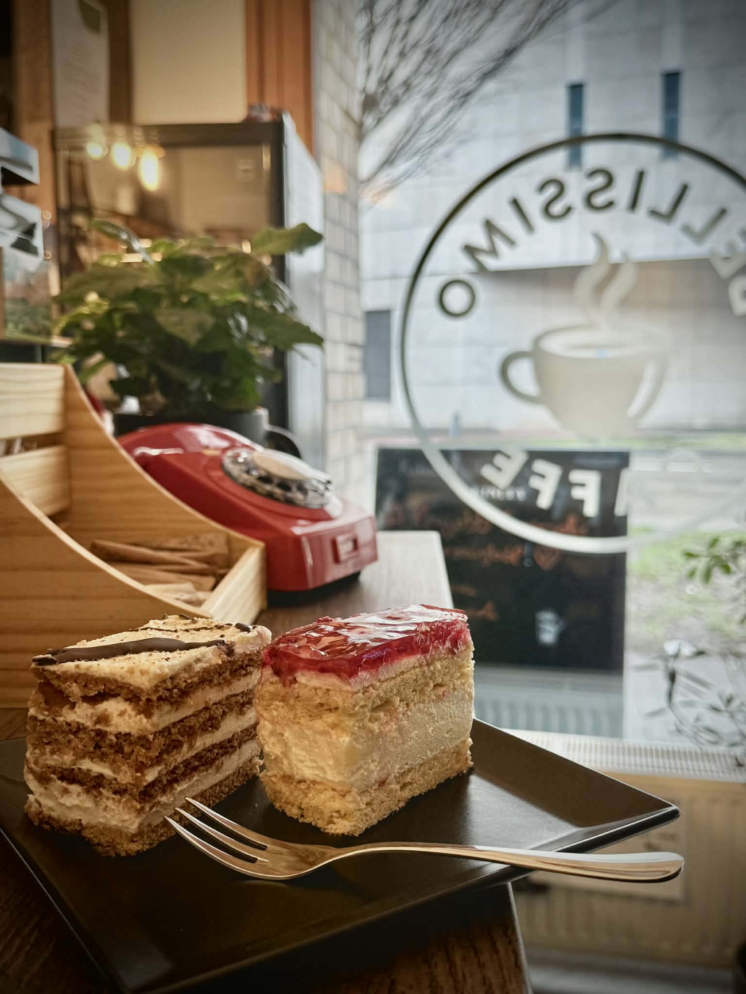 Házi sütemények a kirakatban